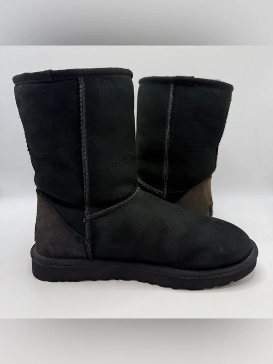 UGG Classic Short II Black Sheepskin Boots Women Size 7US - Picture 2 of 10